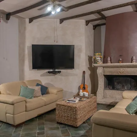 Alessia 6, Emma Гела