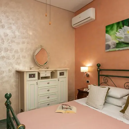 Alessia 6, Emma Вилла