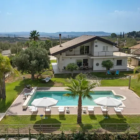 Villa Alessia 6, Emma Gela